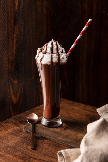 Vaso de batido de chocolate en la mesa