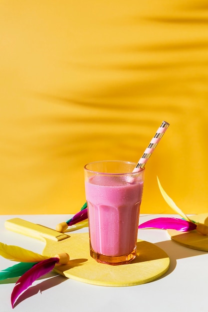 Vaso de batido delicioso con paja