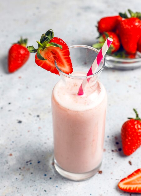 Vaso de batido de fresa fresca, batido y fresas frescas, comida sana y concepto de bebida.