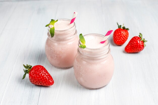 Vaso de batido de fresa fresca, batido y fresas frescas, comida sana y concepto de bebida.