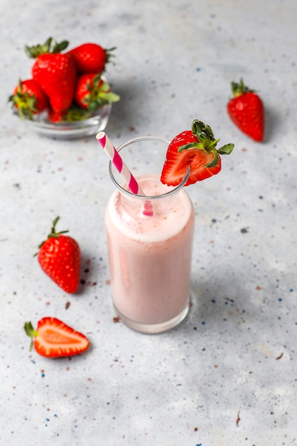 Vaso de batido de fresa fresca, batido y fresas frescas, comida sana y concepto de bebida.