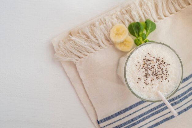 Vaso con batido de plátano