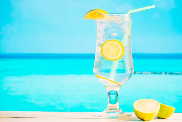 Foto gratuita vaso de bebida de limón fresco con paja y limón en rodajas