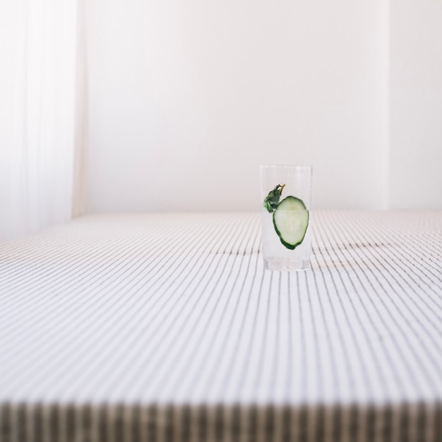 Foto gratuita vaso de bebida refrescante en la mesa