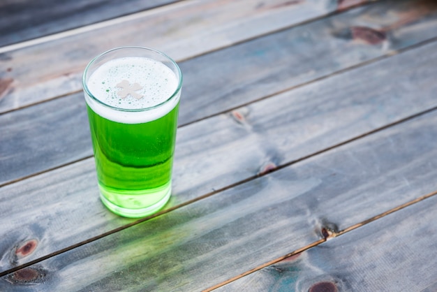 Foto gratuita vaso de bebida verde en la mesa