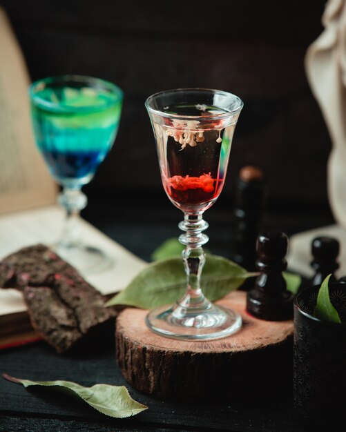 vaso con bebidas alcohólicas sobre la mesa