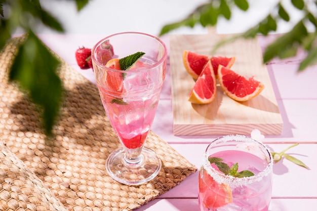 Vaso con bebidas de frutas frescas