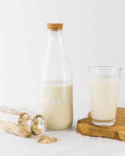 Vaso y botella de leche y cereales