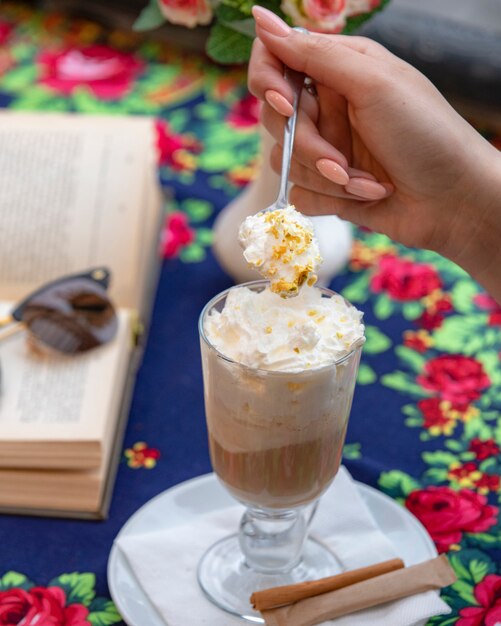 vaso de café con leche con crema batida