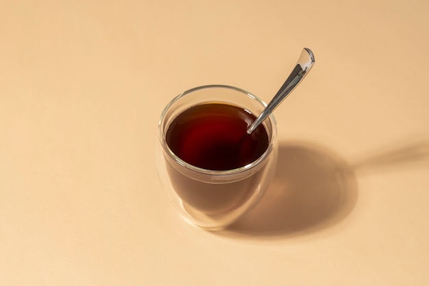 Vaso con café en la mesa