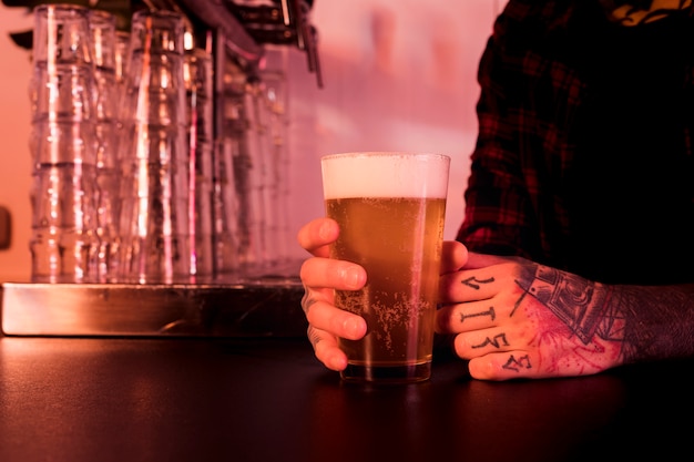 Vaso de cerveza en bar