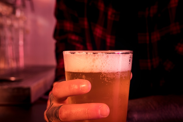 Foto gratuita vaso de cerveza en bar