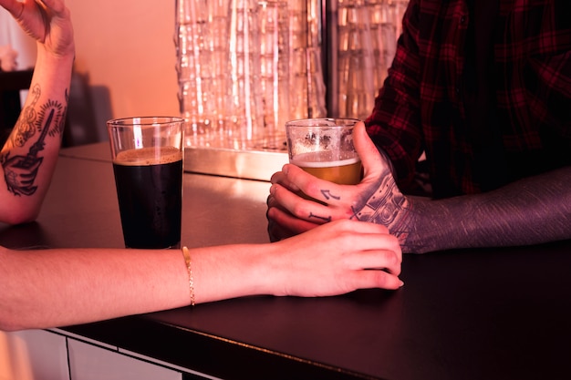 Foto gratuita vaso de cerveza en bar