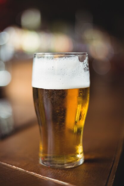 Vaso de cerveza en barra de bar