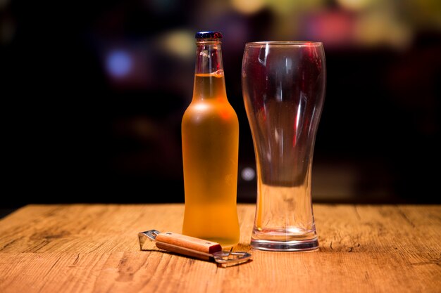 Vaso de cerveza con botella y abridor