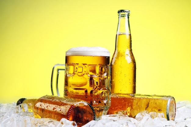 Foto gratuita vaso de cerveza con espuma sobre fondo amarillo