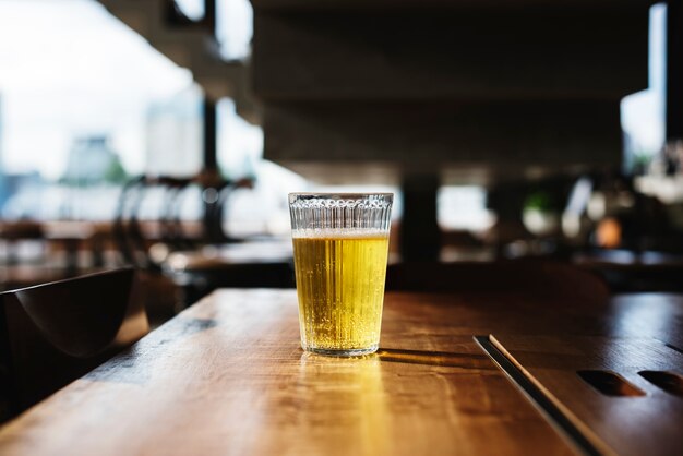 Un vaso de cerveza fría