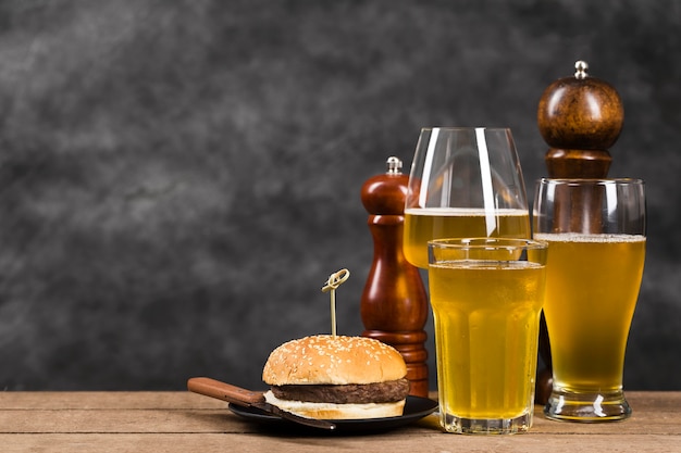 Vaso con cerveza y hamburguesa