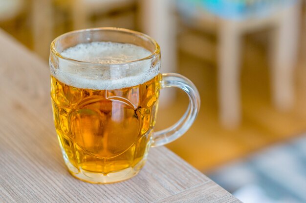 Vaso de cerveza en una mesa de madera