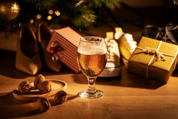 Vaso de cerveza de navidad y regalos de alto ángulo.