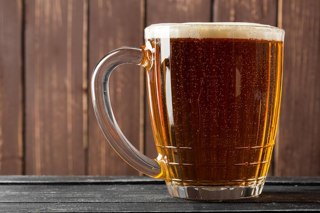 Vaso de cerveza sobre un fondo de madera