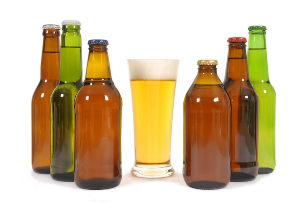 Foto gratuita vaso de cerveza con varias botellas