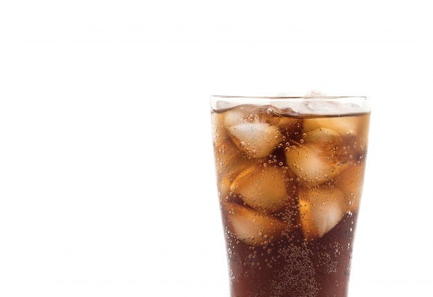 Foto gratuita vaso de cola con hielo