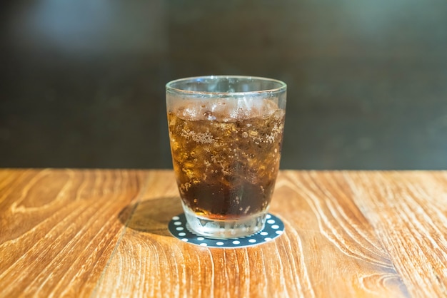 Vaso de cola con hielo