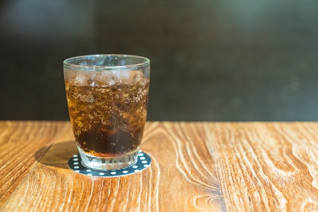 Foto gratuita vaso de cola con hielo