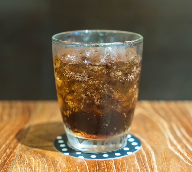 Foto gratuita vaso de cola con hielo