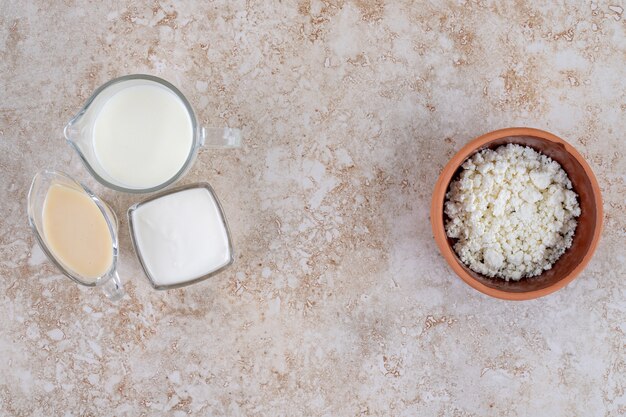 Un vaso de deliciosa leche fría sobre una superficie de mármol