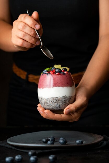 Vaso de delicioso postre brasileño acai