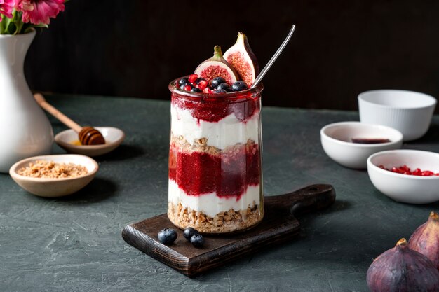 Vaso de delicioso postre brasileño acai