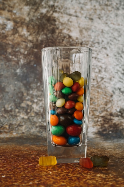 Vaso con dulces y mermelada