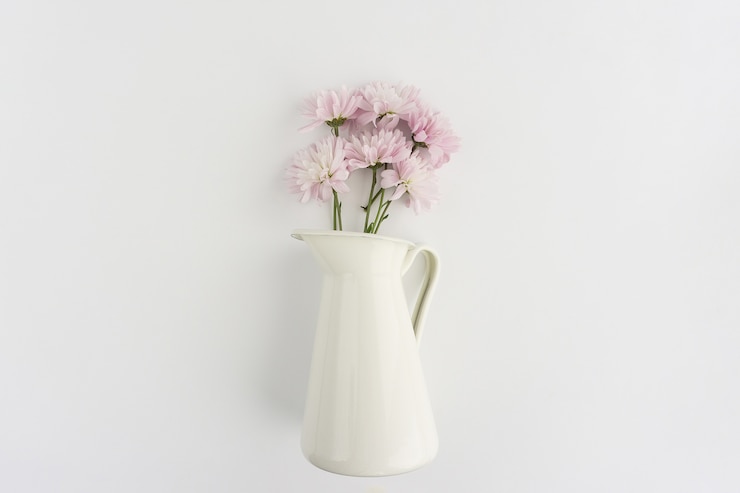 Foto gratuito vaso con flores en superficie blanca