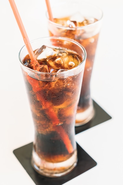 Foto gratuita vaso de hielo cola