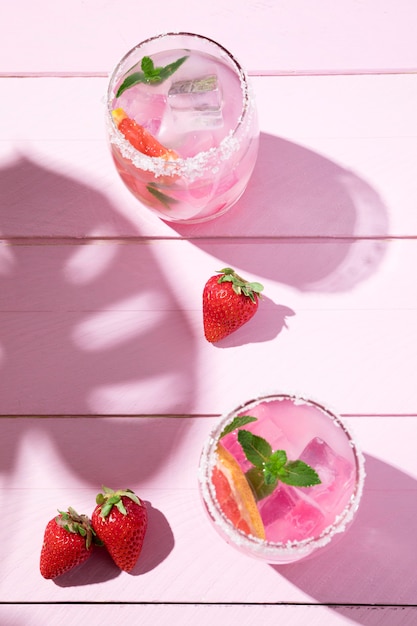 Vaso con jugo frío de fresa