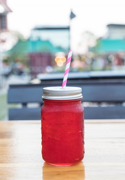 Vaso de jugo frío de rosela