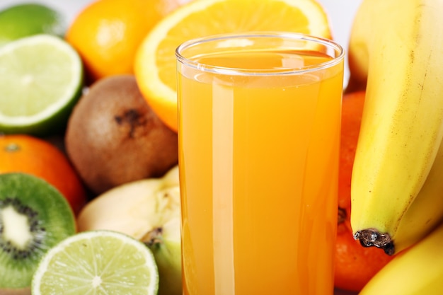 Foto gratuita vaso de jugo de fruta fresca