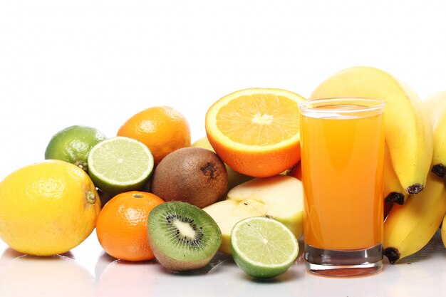 Vaso de jugo de fruta fresca
