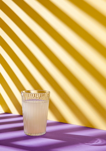 Foto gratuita vaso de jugo de limón delicioso