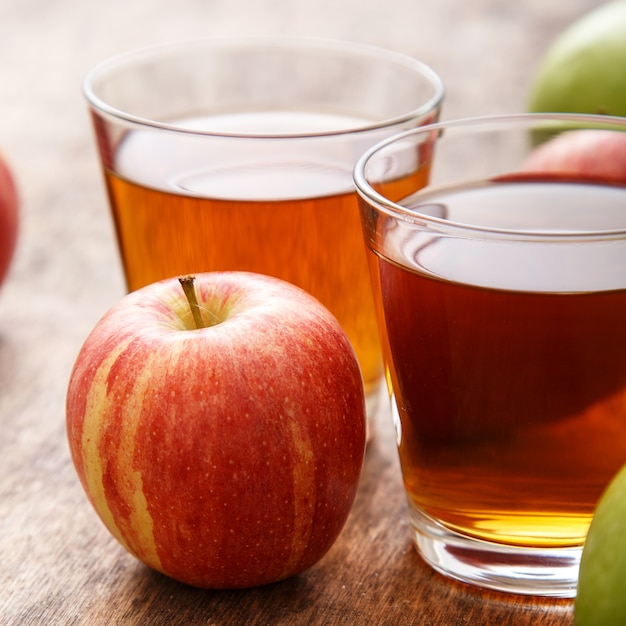 Vaso de jugo de manzana