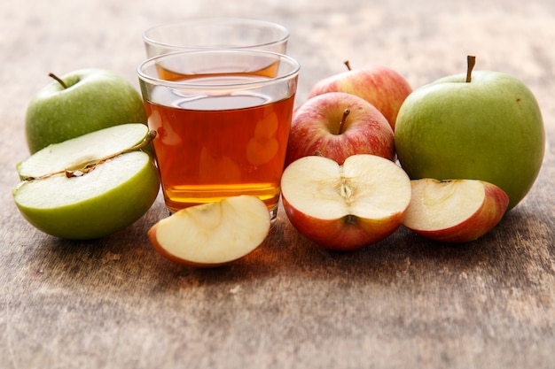 Vaso de jugo de manzana