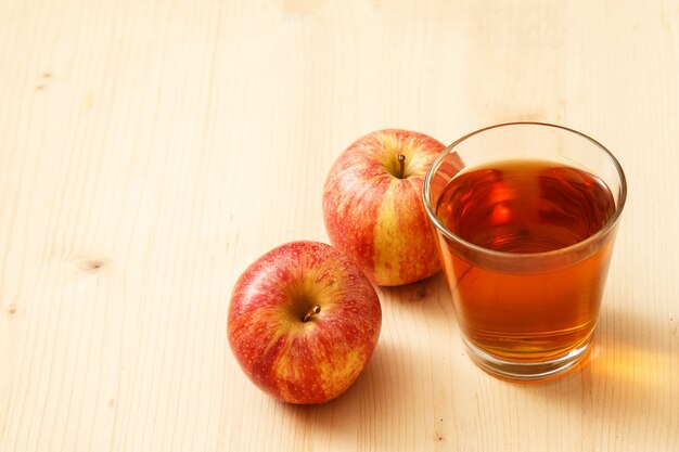 Foto gratuita vaso de jugo de manzana