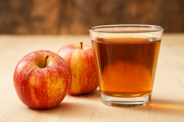 Vaso de jugo de manzana