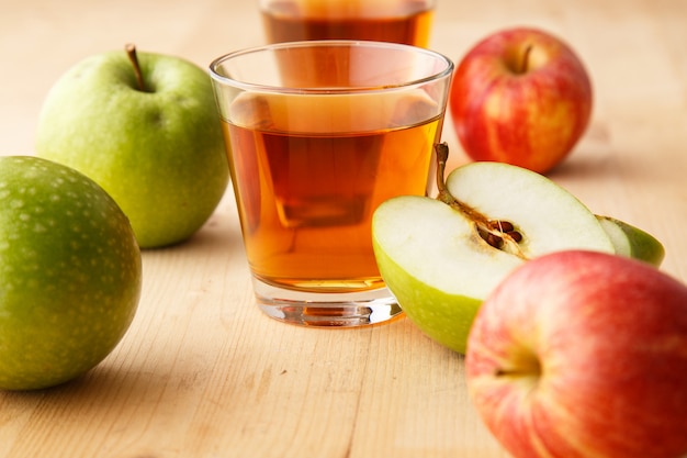 Foto gratuita vaso de jugo de manzana