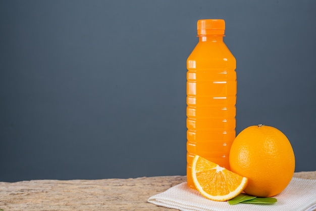 Vaso de jugo de naranja colocado en la madera.