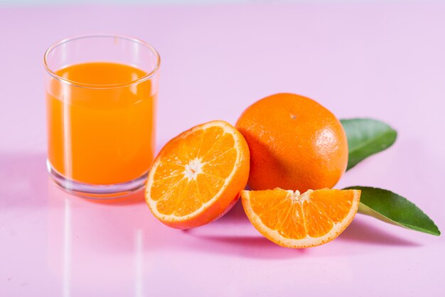 Vaso de jugo de naranja fresco con rodaja de naranja