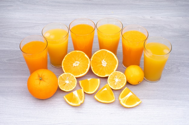 Foto gratuita vaso de jugo de naranja y limón en mesa blanca