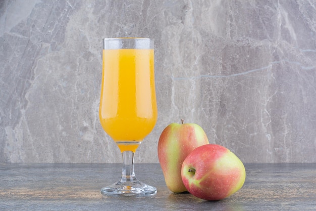 Un vaso de jugo de naranja sobre fondo de mármol. Foto de alta calidad